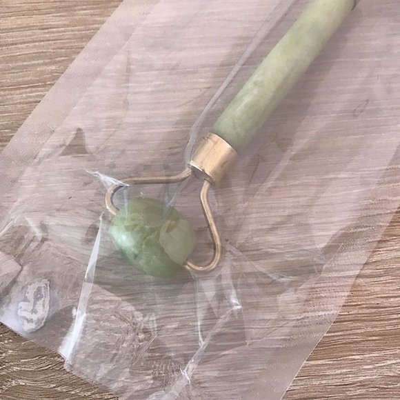 ♥️BRAND NEW FACE ROLLER♥️ - Picture 3 of 3